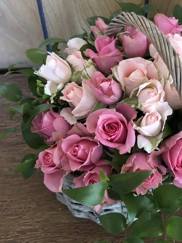 ピンクとホワイトのバスケットアレンジメント 🌸 ピンクのバラのホワイトバスケットアレンジメント 🌸 お花屋
